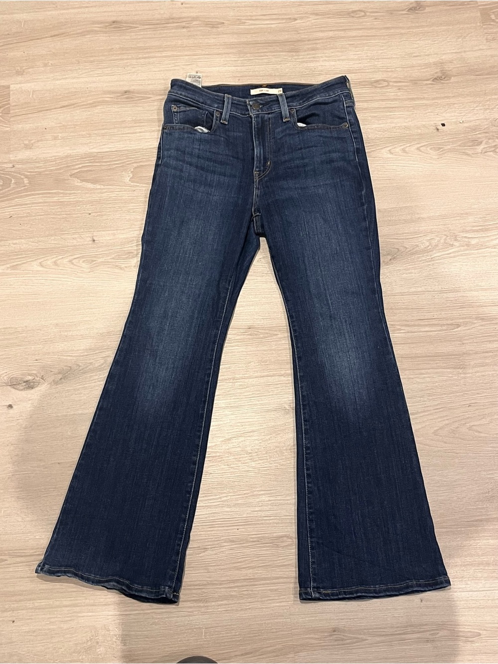 Y2K flared authentic fitted flattering Levi’s jeans wardrobe staple dark wash